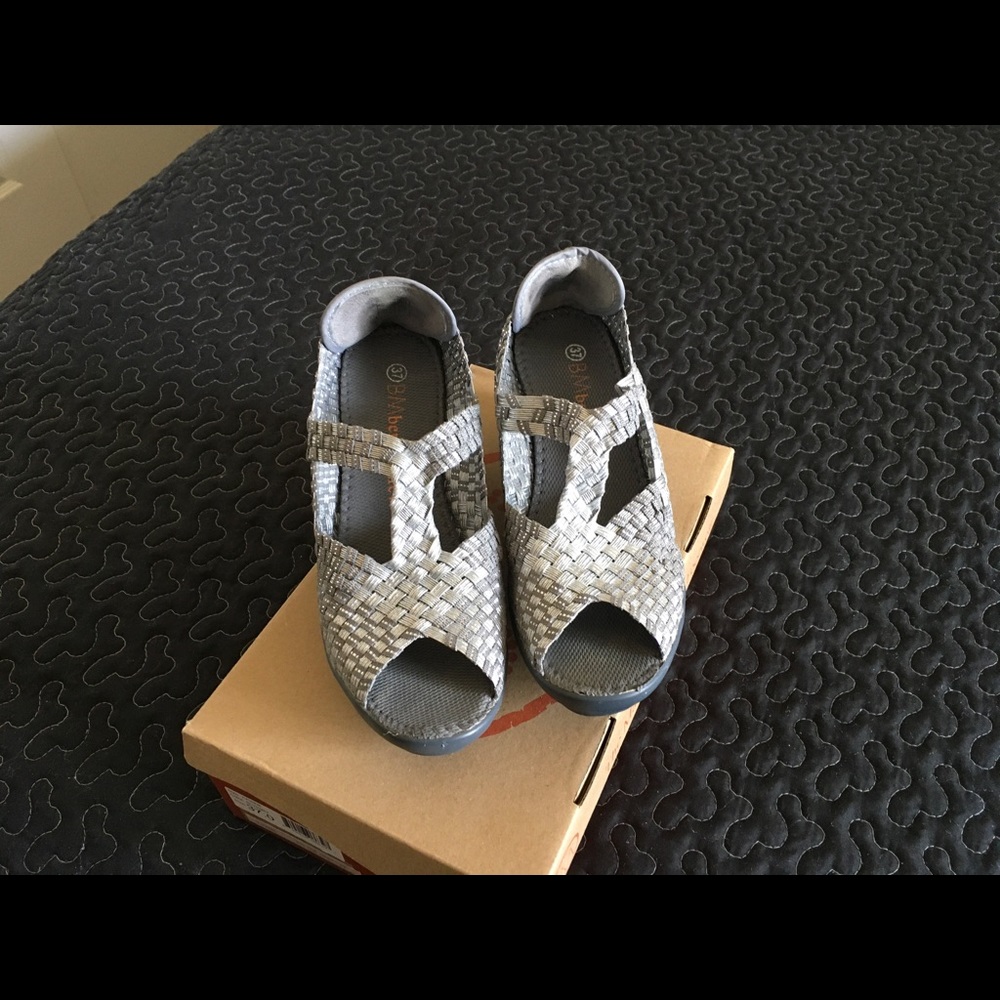 Bernie Mev sandals.